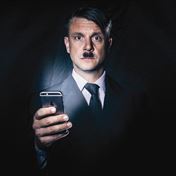 Vysledna podoba fotografie na plakát UZ JE TADY ZAS foto Ivan Kahún Divadlo Na Jezerce